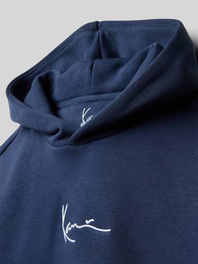 KARL KANI Bluza z kapturem o kroju regular fit z mieszanki bawełny z kieszenią kangurką Granatowy 2