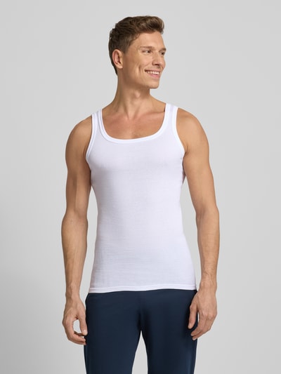 Männermodel trägt Tanktop in Ripp-Optik van Götzburg Wäsche, wit, slim fit, van katoen, ronde hals, Ganzkörperansicht van voren.