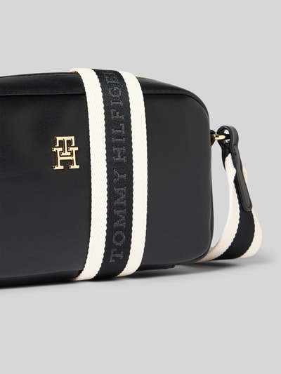 Produktfoto, Umhängetasche in Leder-Optik von Tommy Hilfiger in Schwarz mit Logo-Applikation, Schulterriemen und Reißverschluss, unifarben