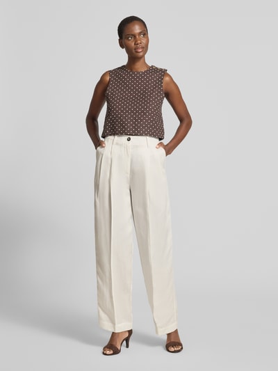 Frauenmodel trägt Relaxed Fit Bundfaltenhose mit Leinen-Anteil von Marc O'Polo, Optik: Unifarben, Passform: Relaxed-Fit, Bundfalten, Knopf und Reißverschluss, seitliche Eingrifftaschen, Paspeltaschen, Material mit Leinen-Anteil, Ganzkörperansicht von vorne.