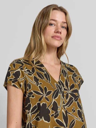 Vrouwenmodel draagt knielang dames jurk van puur katoen model 'FEODORA' van Soyaconcept met all-over look, recht model, V-hals, detailopname bovenlichaam