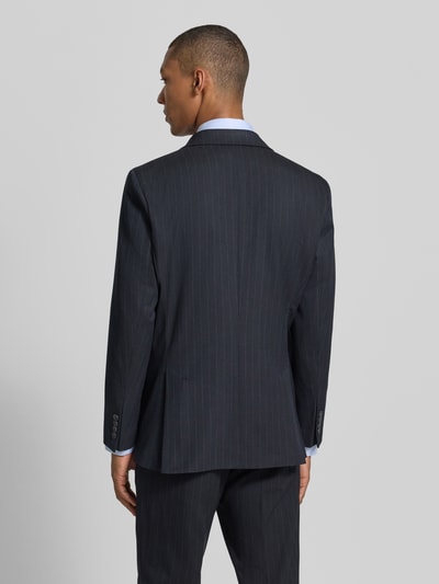 Männermodel trägt dunkelblaues Slim Fit Sakko mit Nadelstreifen von SELECTED HOMME, feine Linien, Ganzkörperansicht Rückansicht.