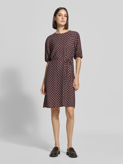 Frauenmodel trägt Knielanges Kleid aus Viskose-Mix von zero, taillierte Passform, Rundhalsausschnitt, dunkel gemustert, Ganzkörperansicht von vorne.