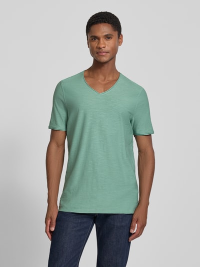 Männermodel trägt T-Shirt mit V-Ausschnitt und Rollsaum von MCNEAL in Grün, Reine Baumwolle, Regular-Fit, Rückenlänge 81 cm, Ganzkörperansicht von vorne.