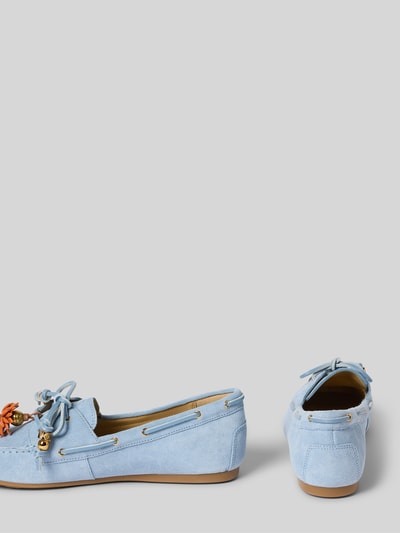 Productfoto, lichtblauwe Mokassins uit echt leer met labelapplicatie, model 'FALLON' van MICHAEL Michael Kors, afgeronde neus, instapmodel, veterdetails, hakhoogte 1 cm, schachthoogte 7 cm, schachtwijdte 13 cm, effen structuur