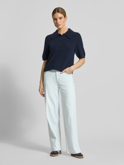 Frauenmodel trägt Wide Leg Jeans mit Bindegürtel von Buena Vista, hellblau, Baumwoll-Mix mit Stretch, Eingrifftaschen, Ganzkörperansicht von vorne.