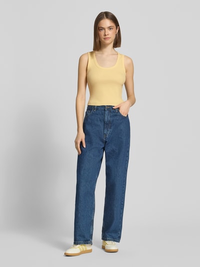 Frauenmodel trägt Slim Fit Tank Top aus Baumwoll-Mix Modell 'EASY' von Only, Optik: Unifarben, U-Ausschnitt, Feinripp; Ganzkörperansicht von vorne.