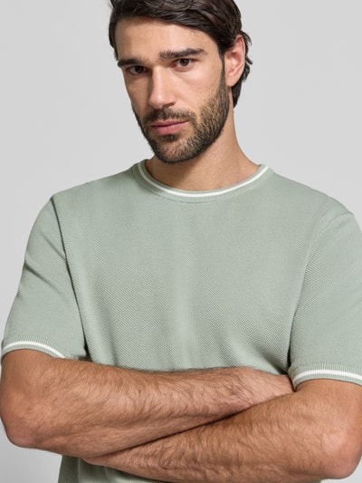 Männermodel trägt Regular Fit T-Shirt in Strick-Optik von Christian Berg Men in Mintgrün, reine Baumwolle, Nahaufnahme Oberkörper.