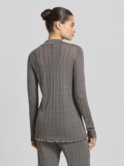 Frauenmodel trägt Strickshirt mit Polokragen und durchgehender Knopfleiste von Jake*s Collection, Material-Mix mit Viskose-Anteil, Slim Fit, in Grau mit feinem Lochmuster, Ganzkörperansicht Rückansicht.