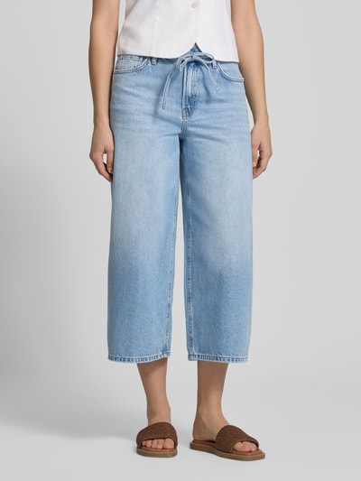 Vrouwenmodel draagt Regular Fit Culotte uit zuivere katoen model 'GIANNA' van Only in effen lichtblauw denim met 5-pocketdesign, ceintuurlussen, knoop- en ritssluiting, mid waist, zichtbaar materiaaltextuur; close-up van het onderlichaam.