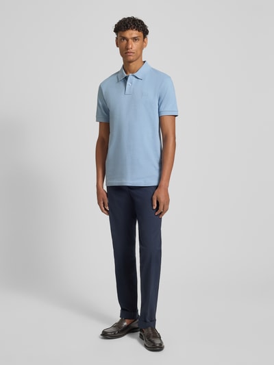 Männermodel trägt Regular Fit Poloshirt aus Baumwoll-Mix Modell 'PASSENGER' von BOSS Orange, Optik: Unifarben, Ganzkörperansicht von vorne.