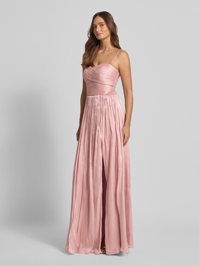 Frauenmodel trägt Abendkleid mit Seitenschlitz und Spaghettiträgern von Luxuar, schimmerndes Maxikleid in A-Linie, Ganzkörperansicht von vorne. Rückenlänge bei Größe 36: 139 cm, Brustweite 32 cm.