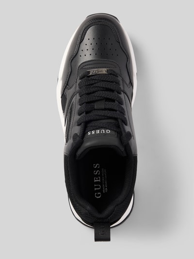 Productfoto, Sneaker met label-detail model 'HELADO' van Guess, afgeronde neus, vetersluiting, lus, gestructureerde zool, zwart met witte details, maat 44 hakhoogte 5 cm, schachthoogte 8 cm, schachtwijdte 10 cm.