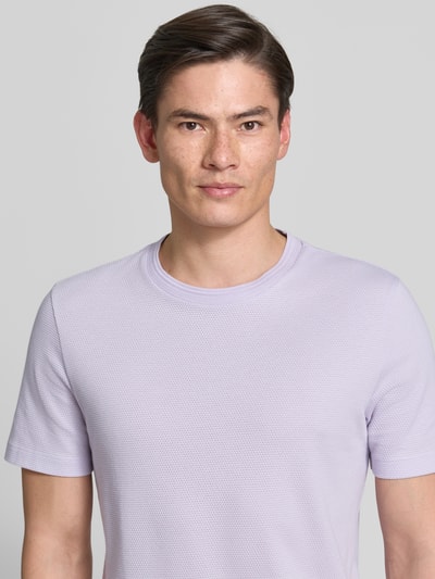 Männermodel trägt Regular Fit T-Shirt aus Baumwoll-Mix Modell 'TIBURT 240' von BOSS, Optik: Unifarben, Ärmelform: Kurzarm, Materialverarbeitung: Mouliné-Garn, Herren T-Shirt, Nahaufnahme Oberkörper.