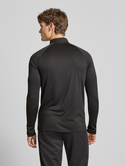 Männermodel trägt schwarzen PUMA x HYROX - Regular Fit Longsleeve mit Stehkragen, langen Ärmeln, Label-Print, Rückansicht, Ganzkörperansicht