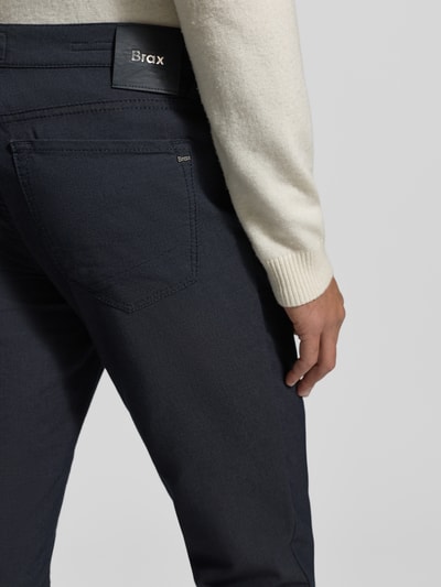 Mannelijk model draagt Brax Stoffhose met 5-Pocket-design, katoenmix met stretch, rechte snit, donkerblauw, detailopname achterkant.
