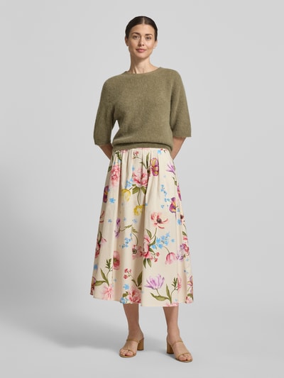 Vrouwenmodel draagt gebreide pullover met 1/2-mouwen van Oui, materiaalmix met alpacamix, regular fit, ronde hals, ruglengte 54 cm, mouwlengte 34 cm, dames, Ganzkörperansicht von vorne.