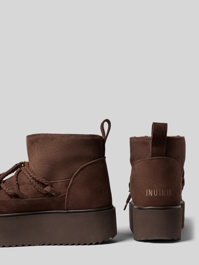 Productfoto, boots uit gecoat leer met afgeronde vorm, model 'CLASSIC LOW PLATFORM' van INUIKII, profielplaatzool, labeldetail, dames, maat 40, hakhoogte 6 cm, schachthoogte 12 cm, schachtbreedte 12 cm.