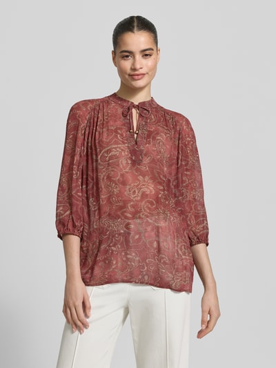 Frauenmodel trägt Regular Fit Bluse aus Viskose mit Schnürung und 3/4-Arm von Jake*s Collection im Allover-Look, Ganzkörperansicht von vorne.