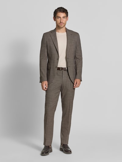 Männermodel trägt Slim Fit 2-Knopf-Sakko mit Pattentaschen von MCNEAL in Braun mit feiner Struktur, Ganzkörperansicht von vorne. Material-Mix mit Viskose-Anteil, Reverskragen, Rückenlänge 73 cm, Schulterbreite 44 cm, Ärmellänge 67 cm.