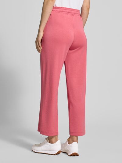 Frauenmodel trägt Wide Leg Sweatpants mit elastischem Bund von Soyaconcept in Rosa, Material-Mix mit Modal, Ganzkörperansicht Rückansicht.