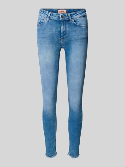Produktfoto, Skinny Fit Jeans Modell 'Blush' - ‘Better Cotton Initiative’ von ONLY, Baumwollmischung mit Stretch-Anteil, Ankle Cut, Knopf- und Reißverschluss, 5-Pocket-Design, ausgefranste Beinabschlüsse, Label-Patch, hellblau, glatte Textur, Größenangaben: Innenbeinlänge 70 cm, Bundweite 62 cm.