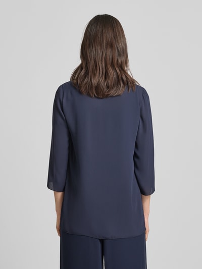 Männermodel trägt Relaxed Fit Jacke in semitransparentem Design von Vera Mont, navyblau, glatte Textur, Ganzkörperansicht Rückansicht, fason relaxed fit, otwarty fason, rękaw 3/4, długość tyłu w rozmiarze 36: 73 cm