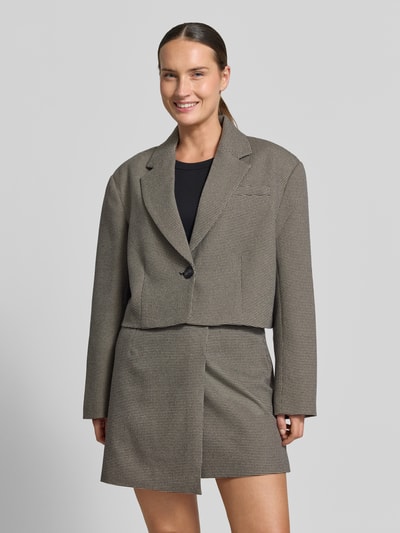 Frauenmodel trägt Cropped Blazer mit Umlegekragen Modell 'Casia' von Gestuz, lockerer Sitz, Knopfverschluss, fein gemustertes Gewebe, Ganzkörperansicht von vorne.