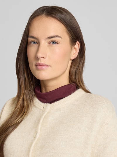 Frauenmodel trägt Strickjacke mit Knopfleiste Modell 'NIMMA' von B.Young aus Material-Mix mit Lanawoll-Anteil, Nahaufnahme Oberkörper.