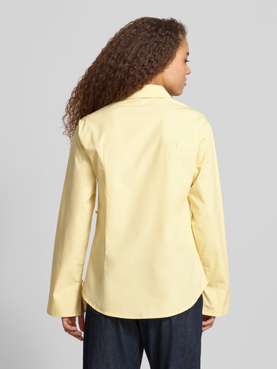 Frauenmodel trägt Regular Fit Bluse mit verdeckter Knopfleiste von Gina Tricot in Hellgelb, reine Baumwolle, Ganzkörperansicht Rückansicht.