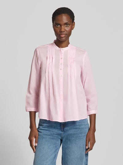 Frauenmodel trägt Regular Fit Bluse mit Drapierungen und 3/4-Arm von Christian Berg Woman in Rosa, Stehkragen, Knopfleiste, Ganzkörperansicht von vorne, Rückenlänge bei Größe 36: 58 cm, Ärmellänge bei Größe 36: 46 cm.