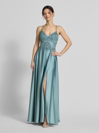 Frauenmodel trägt Abendkleid mit Perlen und V-Ausschnitt von Laona aus glänzendem, tailliertem Satin in Hellblau, Maxikleid, Ganzkörperansicht von vorne.