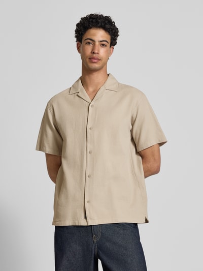 Männermodel trägt Regular Fit Freizeithemd mit Strukturmuster Modell 'Global' von Jack & Jones, beige, reine Baumwolle, Ganzkörperansicht von vorne.