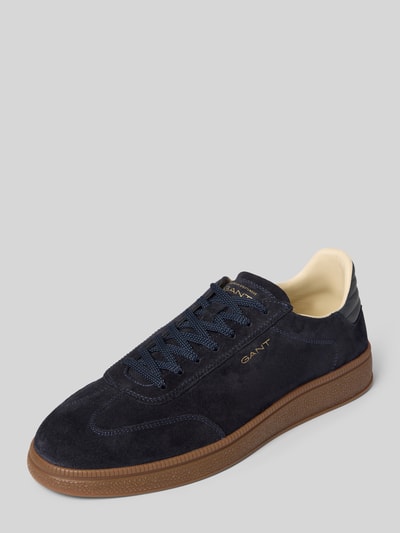 Produktfoto, Sneaker aus echtem Rindsleder Modell 'Cuzmo' von GANT in Dunkelblau und Beige, glatte und samtige Textur, Herren Sneaker.