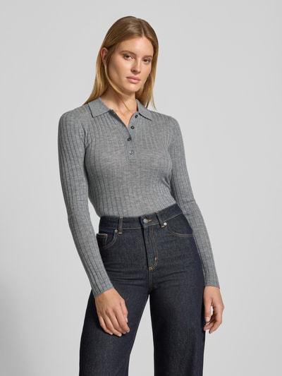 Vrouwenmodel draagt Henley-Shirt uit wol van Style Icon Collection, grijs, riblook, polokraag, skinny fit, tricotlook, puur katoen, met lange mouwen, ruglengte maat S: 59 cm, mouwlengte maat S: 66 cm, voorkant hele lichaam