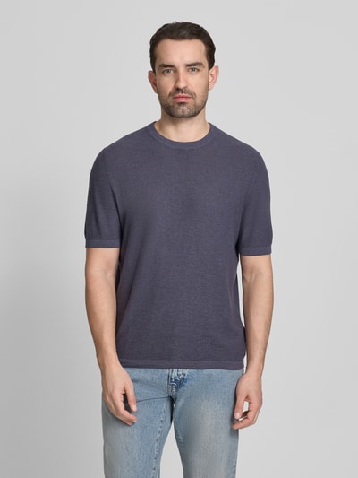 Männermodel trägt Regular Fit T-Shirt aus Baumwoll-Leinen-Mix von Marc O'Polo in Strickoptik, navyblau, Rundhals, Ganzkörperansicht von vorne.