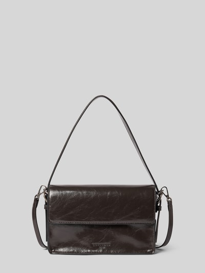 Produktfoto, schwarze Umhängetasche aus beschichtetem Leder mit Logo-Prägung Modell 'AUDREY' von LIEBESKIND BERLIN, glatte Textur, breiter, verstellbarer Schultergurt, silberne Metallteile, schlichtes rechteckiges Format vor grauem Hintergrund.