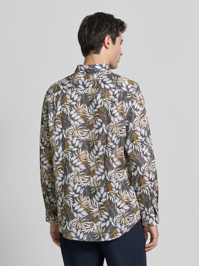 Männermodel trägt Regular Fit Leinenhemd mit Button-Down-Kragen von Christian Berg Men, Allover-Look, Rückenlänge 78 cm, Ganzkörperansicht Rückansicht.