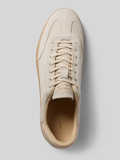 Produktfoto, Sneaker aus echtem Leder Modell 'Cuzmo' von Gant in Beige mit Logo-Prägung, abgerundeter Form und profilierter Sohle.