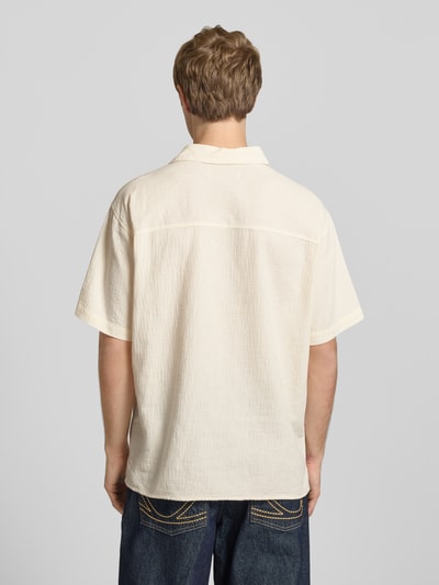 Männermodel trägt Regular Fit Freizeithemd mit Strukturmuster Modell 'MONTAUK' von Jack & Jones aus Baumwolle, Ganzkörperansicht Rückansicht.