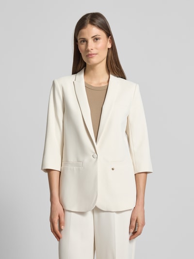 Frauenmodel trägt Regular Fit Blazer mit 3/4-Arm Modell 'Junie Miley' von MOS MOSH in Creme mit Reverskragen und Knopfverschluss, Ganzkörperansicht von vorne. Rückenlänge 65 cm, Brustweite 48 cm, Ärmellänge 42 cm.