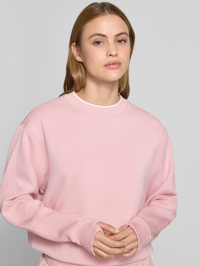 Frauenmodel trägt Cropped Sweatshirt Modell 'tasmin' von VARLEY in zartem Rosa, Modal-Mix mit Stretch-Anteil, Rundhalsausschnitt, Nahaufnahme Oberkörper.