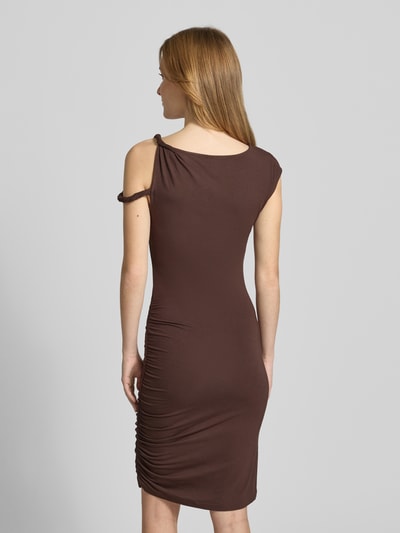 Modelka nosi dopasowaną, brązową sukienkę o długości do kolan z mieszanki wiskozy i elastanu Knielanges Kleid aus Viskose-Elasthan-Mix Modell 'Arwyn' od LeGer by Lena Gercke, krój slim fit, one-shoulder, długość pleców w rozmiarze 36: 91 cm, szerokość w rozmiarze 36: 35 cm, widok całej sylwetki z tyłu.