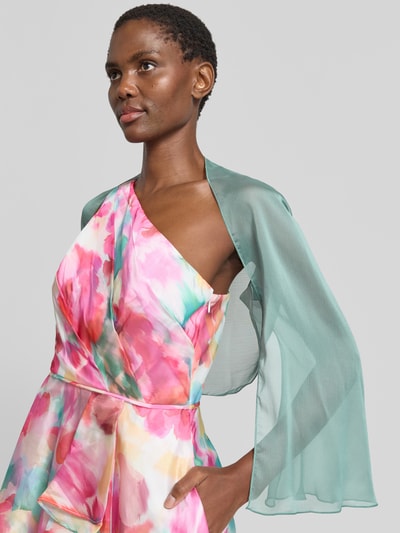 Frauenmodel trägt Semitransparenter Bolero aus fließendem Stoff von Swing in zartem Grün über farbigem Kleid, Chiffon, Ganzkörperansicht von vorne.
