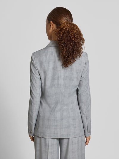 Frauenmodel trägt Regular Fit Kurzblazer mit Viskose-Anteil von Jake*s Collection in hellem Grau mit feinem Karomuster, Ganzkörperansicht Rückansicht.