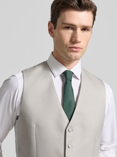 Männermodel draagt Regular Fit Weste mit v-hals van Wilvorst in lichtgrijs materiaalmix met katoen, paspelzakken, knoopsluiting. Nahaufnahme Oberkörper.