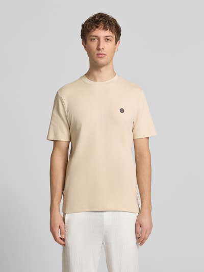 Männermodel trägt Herren T-Shirt von Blend Modell 'FILLIP' in Beige, Reine Baumwolle, Gerader-Schnitt, Rundhalsausschnitt, Label-Detail, Ganzkörperansicht von vorne. Rückenlänge bei Größe M: 69 cm.