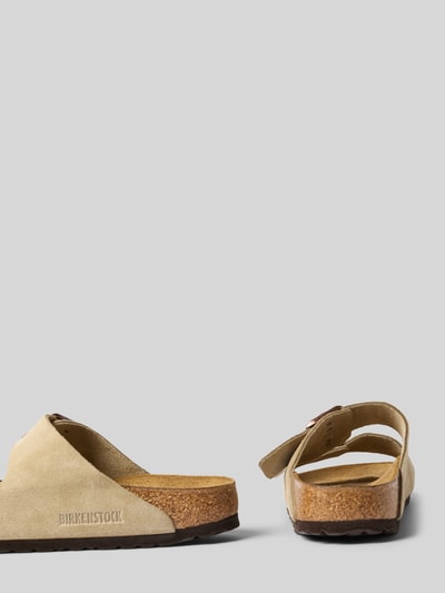 Produktfoto, Slipper mit offener Ferse Modell 'Arizona' von Birkenstock aus beigefarbenem Leder, abgerundete Passform, Logo-Detail, 3 cm Absatz