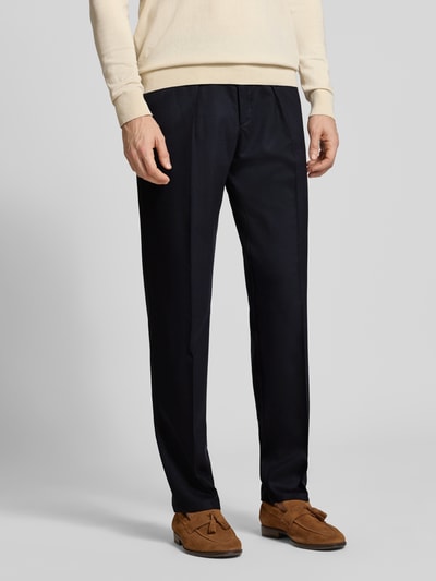 Männermodel trägt Anzughose aus Wolle-Elasthan-Mix mit Bügelfalten von Profuomo, Slim-Fit, dunkel, Ganzkörperansicht von vorne.