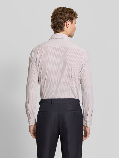 Mężczyzna nosi Slim Fit Businesshemd mit Cutaway-Kragen von Seidensticker w delikatne paski, jasne i ciemne kolory, tekstura gładka, Ganzkörperansicht Rückansicht, koszule biznesowe